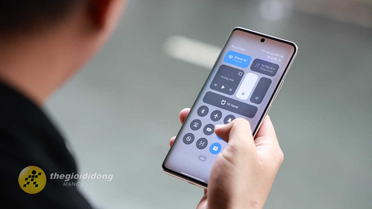 Trên Tay Xiaomi Redmi Note 14 Pro Plus 5G Vàng Cát: Đỉnh Cao Smartphone Tầm Trung Trên Tay Xiaomi Redmi Note 14 Pro Plus 5G Vàng Cát: Đỉnh Cao Smartphone Tầm Trung