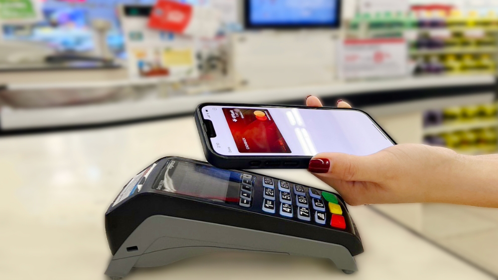 Đưa iPhone lại gần m&aacute;y POS để thanh to&aacute;n