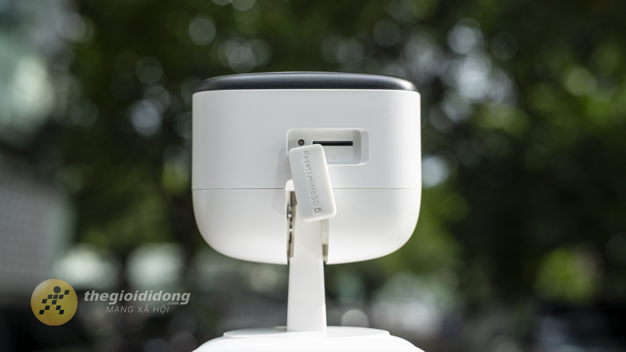 Khe Cắm Thẻ Nhớ Nằm Bên Dưới Cụm Camera Của Tapo C216. Khe Cắm Thẻ Nhớ Nằm Bên Dưới Cụm Camera Của Tapo C216.