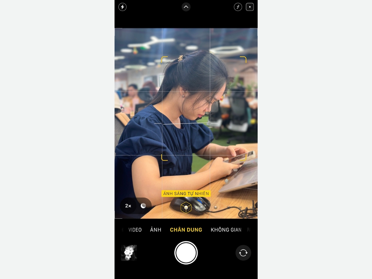 Nếu l&agrave; người, iPhone sẽ nhận diện v&agrave; hiển thị khung v&agrave;ng quanh khu&ocirc;n mặt