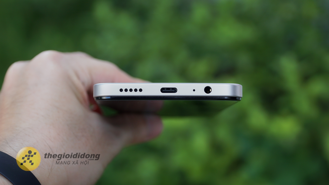 Loa ngoài và cổng sạc đều đặt ở cạnh dưới