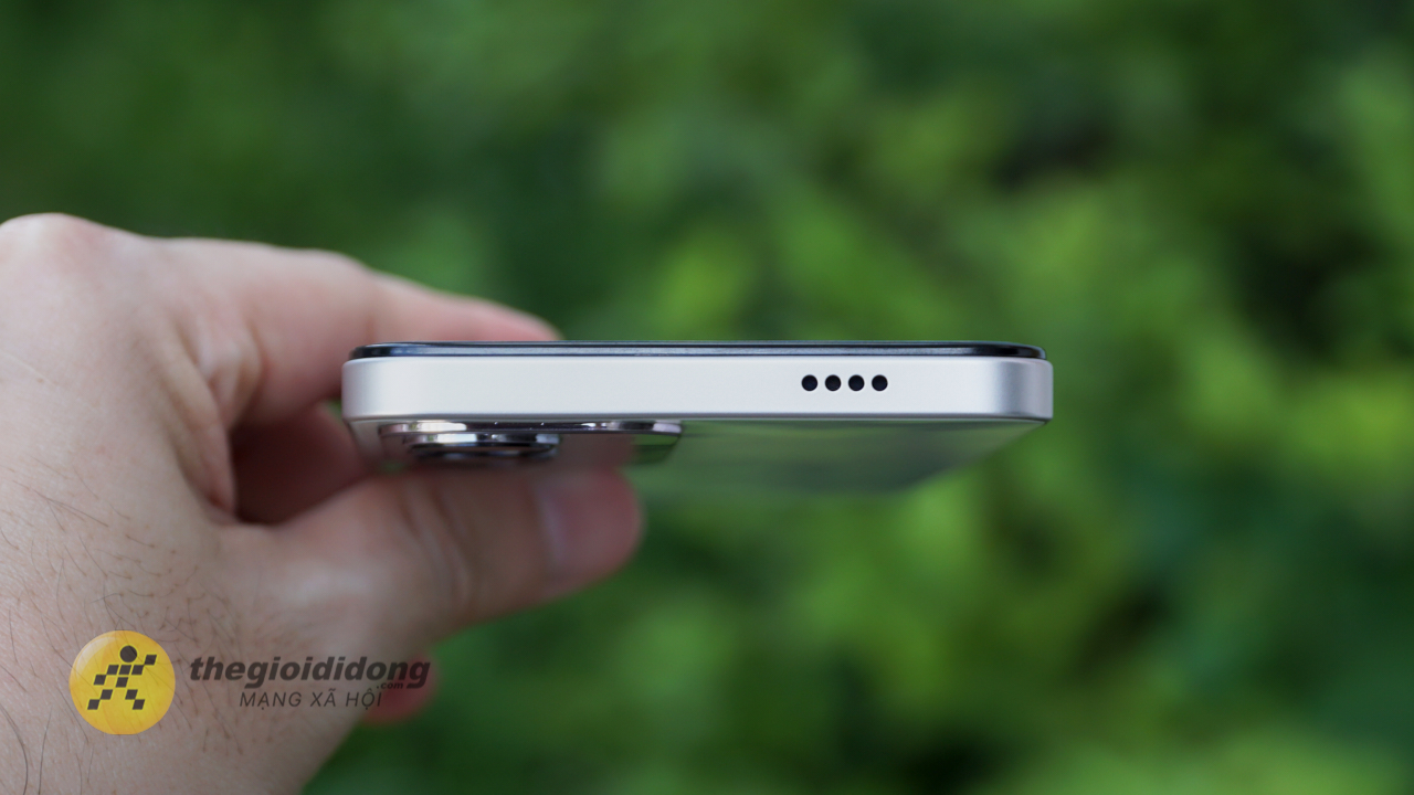 Cạnh trên vivo y19s pro còn được trang bị thêm loa ngoài giúp âm thanh to hơn.