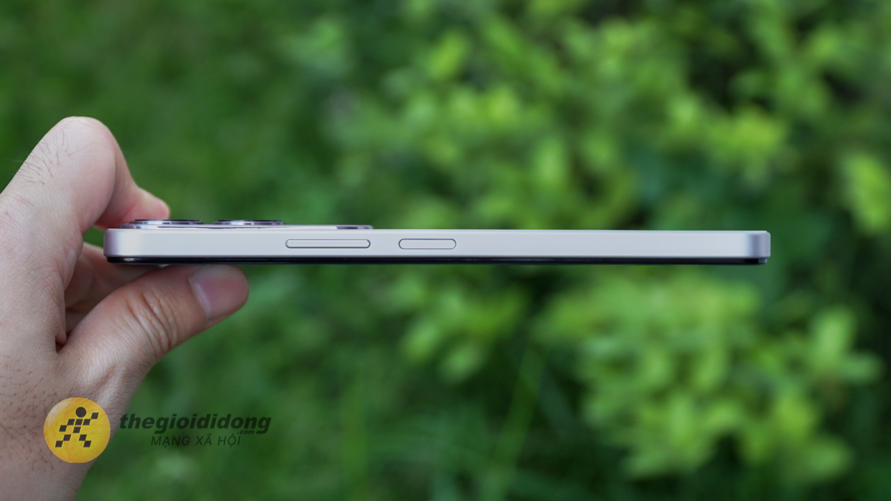 Nút nguồn và âm lượng được bố trí ở cạnh phải, thao tác rất thuận tay.