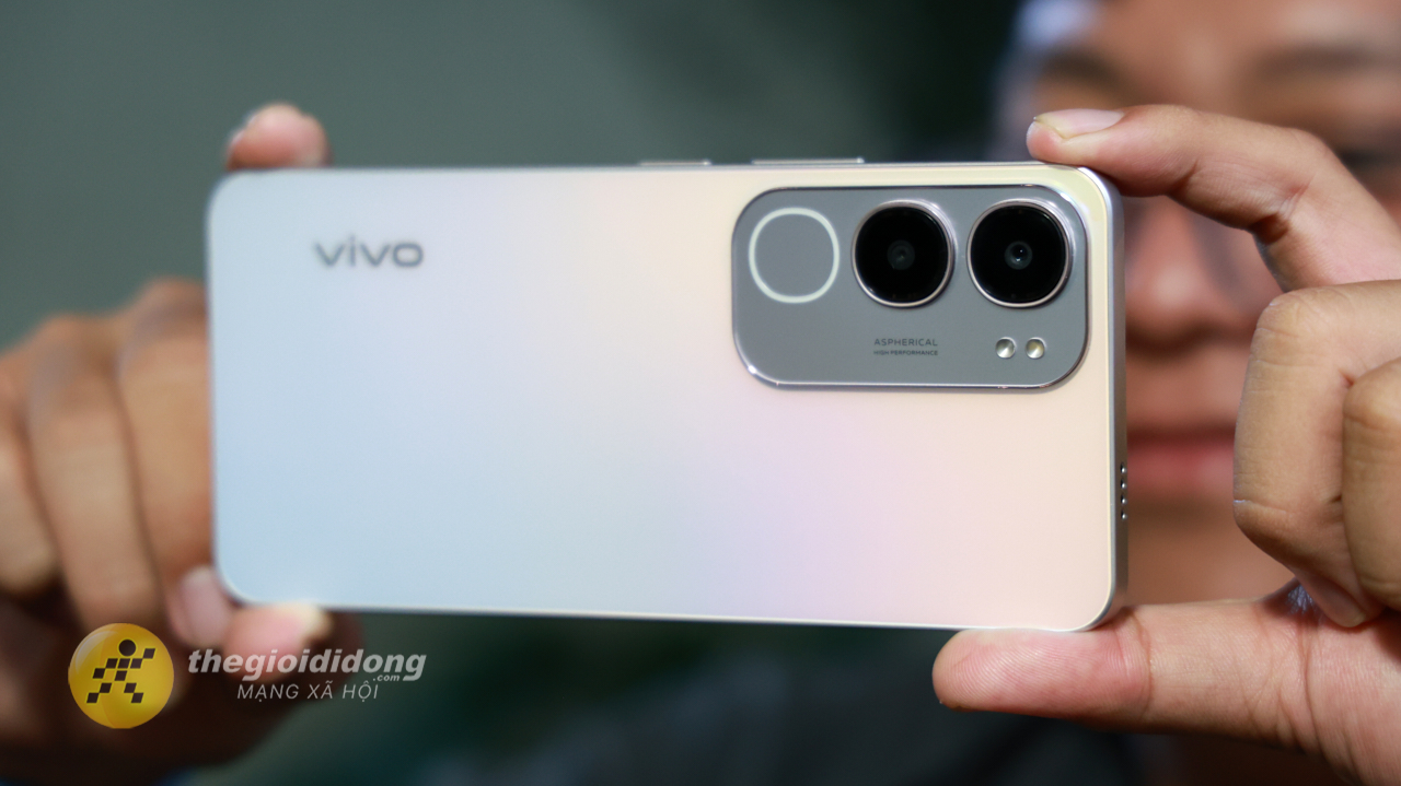 Cảm giác cầm nắm rất thoải mái và cực kỳ nhẹ nhàng, không gây khó chịu khi cầm lâu.