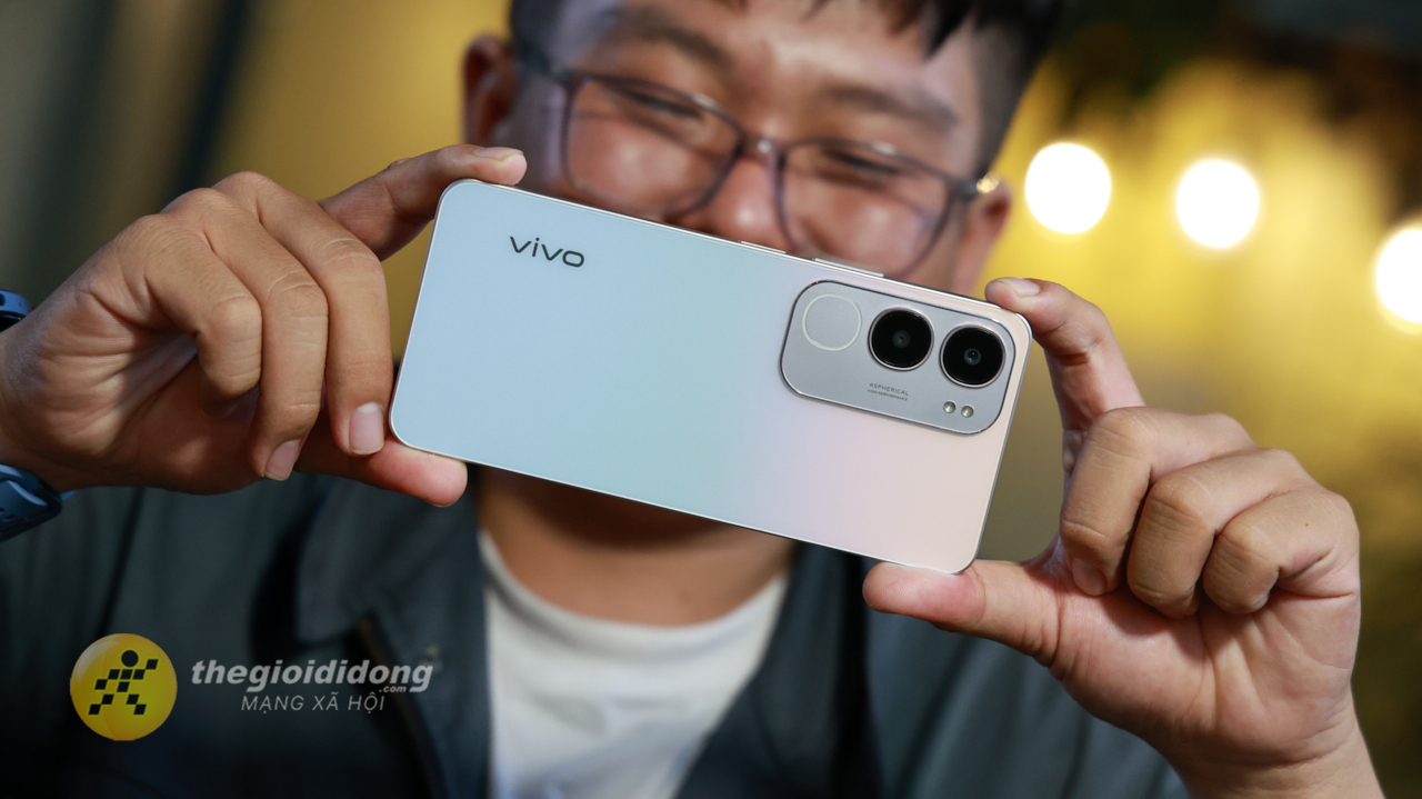 Mặt lưng chuyển sắc nhẹ theo ánh sáng, có chút “ảo diệu” đúng kiểu vivo.