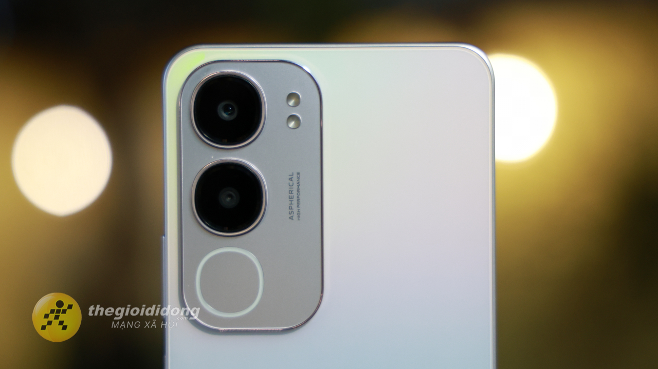 Cách bố trí sắp xếp cụm camera cũng hài hòa, bao gồm 2 cụm camera và vòng sáng Aura AI.