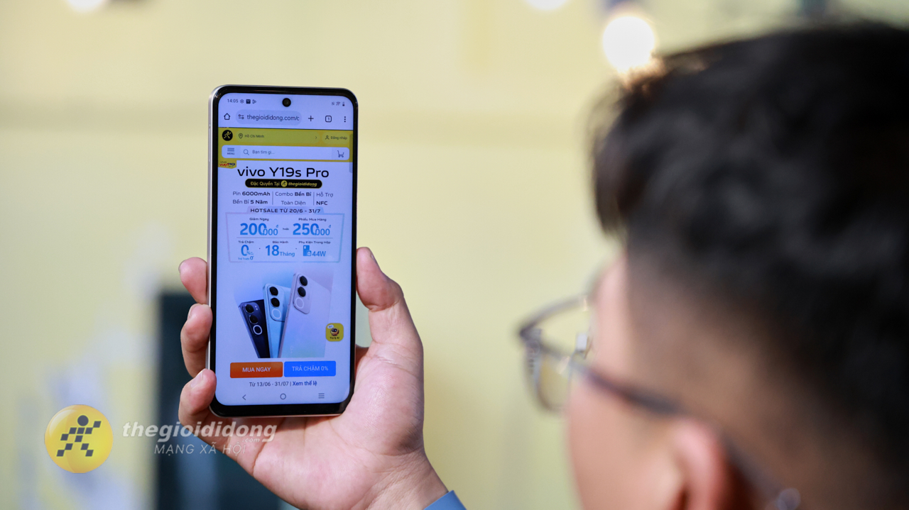 Mình dùng máy ngoài trời nắng nhẹ thì vẫn nhìn rõ, màu sắc không quá rực, góc nhìn tốt.  