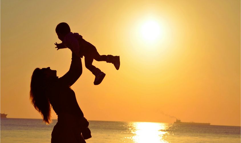 Vắng mẹ, nhà cửa quạnh hiu,