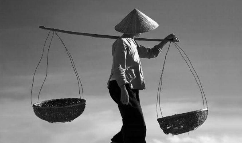 Mẹ là ánh nắng ban mai,Sưởi con ấm áp những ngày giá đông.