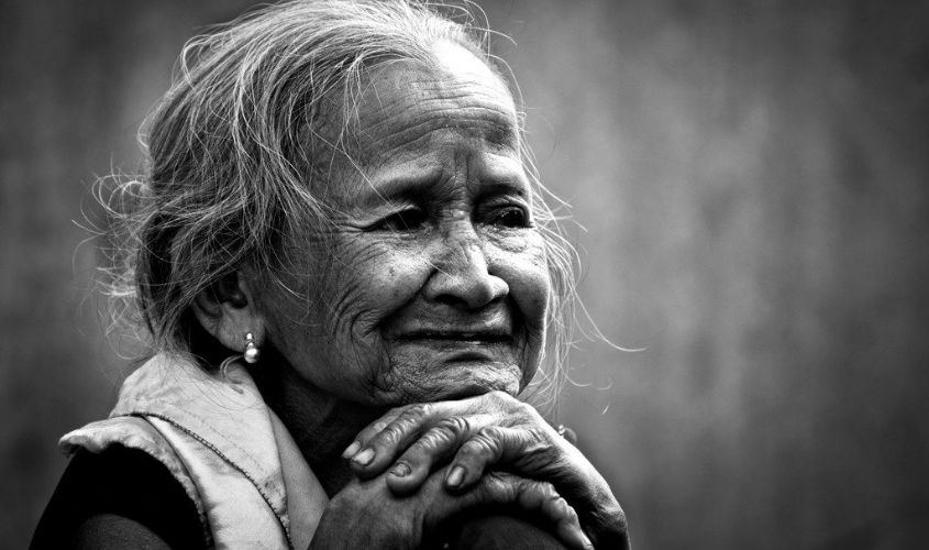 Mẹ là bến đỗ đời con,Dẫu bao giông bão, vẫn còn vòng tay.