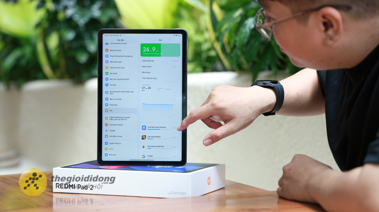 Vì Sao Xiaomi Redmi Pad 2 Phù Hợp Cho Các Bạn Học Sinh Sinh Viên? Với Sự Đa Dạng Của Các Dòng Sản Phẩm Trên Thị Trường, Việc Lựa Chọn Một Chiếc Máy Tính Bảng Phù Hợp Với Nhu Cầu Và Ngân Sách Của Các Bạn Trẻ Không Phải Là Điều Dễ Dàng. Xiaomi Redmi Pad 2, Nổi Bật Như Một Lựa Chọn Lý Tưởng Trong Phân Khúc Nhờ Vào Thiết Kế Hiện Đại, Hiệu Năng Ổn Định Và Mức Giá Phải Chăng. Dưới Đây Là Bốn Lý Do Vì Sao Xiaomi Redmi Pad 2 Phù Hợp Cho Các Bạn Học Sinh Sinh Viên? Màn Hình Chất Lượng Cao, Hỗ Trợ Học Tập Và Giải Trí Xiaomi Redmi Pad 2 Được Trang Bị Màn Hình Kích Thước Lớn 11 Inch Với Độ Phân Giải 2.5K (2.560 X 1.600 Pixel), Mang Lại Hình Ảnh Sắc Nét. Tần Số Quét 90 Hz Giúp Mọi Thao Tác Trở Nên Mượt Mà, Từ Việc Lướt Web, Xem Video Đến Chơi Các Tựa Game Nhẹ. Đây Là Một Lợi Thế Lớn Cho Việc Theo Dõi Các Bài Giảng Trực Tuyến Trên Zoom, Meeting,... Ngoài Ra, Màn Hình Này Còn Lý Tưởng Để Đọc Sách, Tài Liệu Pdf Hoặc Các Slide Thuyết Trình Với Độ Chi Tiết Cao Rõ Nét. Đặc Biệt, Redmi Pad 2 Còn Đạt Chứng Nhận Tüv Rheinland, Giúp Giảm Thiểu Ánh Sáng Xanh Có Hại, Hạn Chế Tình Trạng Mỏi Mắt Hay Khô Mắt Khi Sử Dụng Trong Thời Gian Dài. Điều Này Rất Quan Trọng Đối Với Các Bạn Trẻ Thường Xuyên Phải Làm Việc Liên Tục Trên Màn Hình, Chẳng Hạn Như Khi Ôn Thi, Làm Bài Tập Nhóm Hoặc Tham Gia Các Khóa Học Online Kéo Dài Hàng Giờ. Hiệu Năng Ổn Định, Đáp Ứng Nhu Cầu Đa Nhiệm Redmi Pad 2 Được Trang Bị Vi Xử Lý Mediatek Helio G100-Ultra, Một Con Chip Mạnh Mẽ Trong Phân Khúc, Mang Lại Hiệu Năng Ổn Định Và Đáng Tin Cậy. Với Tùy Chọn Ram 4 Gb Đến 8 Gb, Cùng Bộ Nhớ Trong 128 Gb Đến 256 Gb, Thiết Bị Này Dễ Dàng Xử Lý Các Tác Vụ Học Tập Như Chạy Đồng Thời Nhiều Ứng Dụng. Hiệu Năng Này Cho Phép Sinh Viên Làm Việc Nhóm, Tra Cứu Tài Liệu, Ghi Chú Nhanh Chóng Và Thậm Chí Chỉnh Sửa Hình Ảnh, Dựng Video Video Cơ Bản,... Hơn Nữa, Khả Năng Mở Rộng Bộ Nhớ Qua Thẻ Microsd Giúp Redmi Pad 2 Lưu Trữ Tiện Lợi Các Tài Liệu Học Tập, Video Bài Giảng, Sách Điện Tử Và Cả Nội Dung Giải Trí Như Phim Hay Nhạc. Đối Với Học Sinh, Sinh Viên Thường Xuyên Phải Làm Việc Với Nhiều Ứng Dụng Cùng Lúc, Redmi Pad 2 Đảm Bảo Trải Nghiệm Mượt Mà, Giúp Tiết Kiệm Thời Gian Và Tăng Hiệu Suất Học Tập. Pin Khủng, Sử Dụng Cả Ngày Dài Điểm Nhấn Nổi Bật Của Redmi Pad 2 Là Viên Pin Lớn 9.000 Mah Với Thời Lượng Sử Dụng Ấn Tượng. Theo Nhà Sản Xuất, Thiết Bị Có Thể Hoạt Động Liên Tục Trong 8-9 Giờ Cho Các Tác Vụ Thông Thường. Nếu Chỉ Sử Dụng Để Xem Video, Redmi Pad 2 Có Thể Kéo Dài Đến 17 Giờ. Đây Là Một Lợi Thế Lớn Đối Với Học Sinh, Sinh Viên Có Lịch Trình Bận Rộn, Phải Di Chuyển Nhiều. Ngoài Ra, Redmi Pad 2 Cũng Hỗ Trợ Sạc Nhanh, Giúp Tiết Kiệm Thời Gian Nạp Pin, Đảm Bảo Thiết Bị Luôn Sẵn Sàng Cho Mọi Hoạt Động Học Tập Và Giải Trí. Viên Pin Bền Bỉ Này Không Chỉ Mang Lại Sự Tiện Lợi Mà Còn Giúp Người Dùng Tập Trung Vào Công Việc Mà Không Bị Gián Đoạn. 4. Giá Cả Hợp Lý, Hỗ Trợ Bút Cảm Ứng Tiện Lợi Với Mức Giá Loanh Quanh 5 Đến 6 Triệu Đồng, Xiaomi Redmi Pad 2 Là Một Trong Những Máy Tính Bảng Có Giá Trị Tốt Nhất Trong Phân Khúc Tầm Trung, Rất Phù Hợp Với Túi Tiền Của Học Sinh, Sinh Viên. Mặc Dù Giá Cả Phải Chăng, Thiết Bị Vẫn Được Trang Bị Những Tính Năng Cao Cấp, Từ Màn Hình Chất Lượng Cao, Hiệu Năng Mạnh Mẽ Đến Thời Lượng Pin Ấn Tượng. Bên Cạnh Đó, Redmi Pad 2 Hỗ Trợ Bút Cảm Ứng Redmi Smart Pen (Bán Riêng), Mang Đến Trải Nghiệm Ghi Chú Và Sáng Tạo Vượt Trội. Các Bạn Có Thể Dễ Dàng Ghi Chép Bài Giảng, Vẽ Sơ Đồ Tư Duy, Phác Thảo Ý Tưởng Hoặc Thậm Chí Thực Hiện Các Dự Án Sáng Tạo Như Thiết Kế Đồ Họa Cơ Bản. Kết Bài Xiaomi Redmi Pad 2 Là Một Chiếc Máy Tính Bảng Toàn Diện, Đáp Ứng Xuất Sắc Nhu Cầu Học Tập, Làm Việc Và Giải Trí Của Học Sinh, Sinh Viên. Nếu Bạn Đang Tìm Kiếm Một Chiếc Máy Tính Bảng Vừa Mạnh Mẽ, Vừa Tiết Kiệm Chi Phí Để Đồng Hành Trong Hành Trình Học Tập Và Khám Phá, Redmi Pad 2 Chắc Chắn Là Lựa Chọn Không Thể Bỏ Qua. Vì Sao Xiaomi Redmi Pad 2 Phù Hợp Cho Các Bạn Học Sinh Sinh Viên? Với Sự Đa Dạng Của Các Dòng Sản Phẩm Trên Thị Trường, Việc Lựa Chọn Một Chiếc Máy Tính Bảng Phù Hợp Với Nhu Cầu Và Ngân Sách Của Các Bạn Trẻ Không Phải Là Điều Dễ Dàng. Xiaomi Redmi Pad 2, Nổi Bật Như Một Lựa Chọn Lý Tưởng Trong Phân Khúc Nhờ Vào Thiết Kế Hiện Đại, Hiệu Năng Ổn Định Và Mức Giá Phải Chăng. Dưới Đây Là Bốn Lý Do Vì Sao Xiaomi Redmi Pad 2 Phù Hợp Cho Các Bạn Học Sinh Sinh Viên? Màn Hình Chất Lượng Cao, Hỗ Trợ Học Tập Và Giải Trí Xiaomi Redmi Pad 2 Được Trang Bị Màn Hình Kích Thước Lớn 11 Inch Với Độ Phân Giải 2.5K (2.560 X 1.600 Pixel), Mang Lại Hình Ảnh Sắc Nét. Tần Số Quét 90 Hz Giúp Mọi Thao Tác Trở Nên Mượt Mà, Từ Việc Lướt Web, Xem Video Đến Chơi Các Tựa Game Nhẹ. Đây Là Một Lợi Thế Lớn Cho Việc Theo Dõi Các Bài Giảng Trực Tuyến Trên Zoom, Meeting,... Ngoài Ra, Màn Hình Này Còn Lý Tưởng Để Đọc Sách, Tài Liệu Pdf Hoặc Các Slide Thuyết Trình Với Độ Chi Tiết Cao Rõ Nét. Đặc Biệt, Redmi Pad 2 Còn Đạt Chứng Nhận Tüv Rheinland, Giúp Giảm Thiểu Ánh Sáng Xanh Có Hại, Hạn Chế Tình Trạng Mỏi Mắt Hay Khô Mắt Khi Sử Dụng Trong Thời Gian Dài. Điều Này Rất Quan Trọng Đối Với Các Bạn Trẻ Thường Xuyên Phải Làm Việc Liên Tục Trên Màn Hình, Chẳng Hạn Như Khi Ôn Thi, Làm Bài Tập Nhóm Hoặc Tham Gia Các Khóa Học Online Kéo Dài Hàng Giờ. Hiệu Năng Ổn Định, Đáp Ứng Nhu Cầu Đa Nhiệm Redmi Pad 2 Được Trang Bị Vi Xử Lý Mediatek Helio G100-Ultra, Một Con Chip Mạnh Mẽ Trong Phân Khúc, Mang Lại Hiệu Năng Ổn Định Và Đáng Tin Cậy. Với Tùy Chọn Ram 4 Gb Đến 8 Gb, Cùng Bộ Nhớ Trong 128 Gb Đến 256 Gb, Thiết Bị Này Dễ Dàng Xử Lý Các Tác Vụ Học Tập Như Chạy Đồng Thời Nhiều Ứng Dụng. Hiệu Năng Này Cho Phép Sinh Viên Làm Việc Nhóm, Tra Cứu Tài Liệu, Ghi Chú Nhanh Chóng Và Thậm Chí Chỉnh Sửa Hình Ảnh, Dựng Video Video Cơ Bản,... Hơn Nữa, Khả Năng Mở Rộng Bộ Nhớ Qua Thẻ Microsd Giúp Redmi Pad 2 Lưu Trữ Tiện Lợi Các Tài Liệu Học Tập, Video Bài Giảng, Sách Điện Tử Và Cả Nội Dung Giải Trí Như Phim Hay Nhạc. Đối Với Học Sinh, Sinh Viên Thường Xuyên Phải Làm Việc Với Nhiều Ứng Dụng Cùng Lúc, Redmi Pad 2 Đảm Bảo Trải Nghiệm Mượt Mà, Giúp Tiết Kiệm Thời Gian Và Tăng Hiệu Suất Học Tập. Pin Khủng, Sử Dụng Cả Ngày Dài Điểm Nhấn Nổi Bật Của Redmi Pad 2 Là Viên Pin Lớn 9.000 Mah Với Thời Lượng Sử Dụng Ấn Tượng. Theo Nhà Sản Xuất, Thiết Bị Có Thể Hoạt Động Liên Tục Trong 8-9 Giờ Cho Các Tác Vụ Thông Thường. Nếu Chỉ Sử Dụng Để Xem Video, Redmi Pad 2 Có Thể Kéo Dài Đến 17 Giờ. Đây Là Một Lợi Thế Lớn Đối Với Học Sinh, Sinh Viên Có Lịch Trình Bận Rộn, Phải Di Chuyển Nhiều. Ngoài Ra, Redmi Pad 2 Cũng Hỗ Trợ Sạc Nhanh, Giúp Tiết Kiệm Thời Gian Nạp Pin, Đảm Bảo Thiết Bị Luôn Sẵn Sàng Cho Mọi Hoạt Động Học Tập Và Giải Trí. Viên Pin Bền Bỉ Này Không Chỉ Mang Lại Sự Tiện Lợi Mà Còn Giúp Người Dùng Tập Trung Vào Công Việc Mà Không Bị Gián Đoạn. 4. Giá Cả Hợp Lý, Hỗ Trợ Bút Cảm Ứng Tiện Lợi Với Mức Giá Loanh Quanh 5 Đến 6 Triệu Đồng, Xiaomi Redmi Pad 2 Là Một Trong Những Máy Tính Bảng Có Giá Trị Tốt Nhất Trong Phân Khúc Tầm Trung, Rất Phù Hợp Với Túi Tiền Của Học Sinh, Sinh Viên. Mặc Dù Giá Cả Phải Chăng, Thiết Bị Vẫn Được Trang Bị Những Tính Năng Cao Cấp, Từ Màn Hình Chất Lượng Cao, Hiệu Năng Mạnh Mẽ Đến Thời Lượng Pin Ấn Tượng. Bên Cạnh Đó, Redmi Pad 2 Hỗ Trợ Bút Cảm Ứng Redmi Smart Pen (Bán Riêng), Mang Đến Trải Nghiệm Ghi Chú Và Sáng Tạo Vượt Trội. Các Bạn Có Thể Dễ Dàng Ghi Chép Bài Giảng, Vẽ Sơ Đồ Tư Duy, Phác Thảo Ý Tưởng Hoặc Thậm Chí Thực Hiện Các Dự Án Sáng Tạo Như Thiết Kế Đồ Họa Cơ Bản. Kết Bài Xiaomi Redmi Pad 2 Là Một Chiếc Máy Tính Bảng Toàn Diện, Đáp Ứng Xuất Sắc Nhu Cầu Học Tập, Làm Việc Và Giải Trí Của Học Sinh, Sinh Viên. Nếu Bạn Đang Tìm Kiếm Một Chiếc Máy Tính Bảng Vừa Mạnh Mẽ, Vừa Tiết Kiệm Chi Phí Để Đồng Hành Trong Hành Trình Học Tập Và Khám Phá, Redmi Pad 2 Chắc Chắn Là Lựa Chọn Không Thể Bỏ Qua.