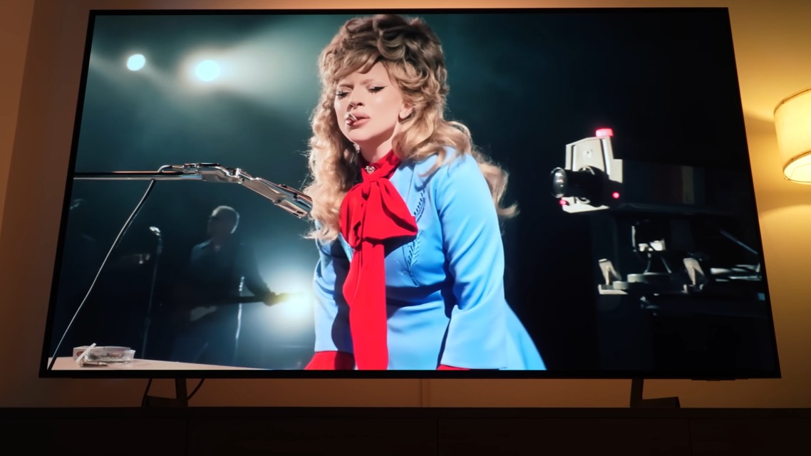 Viền dày chắc chắn, chân đế vững chãi, dễ đặt loa thanh gọn gàng phía dưới TV