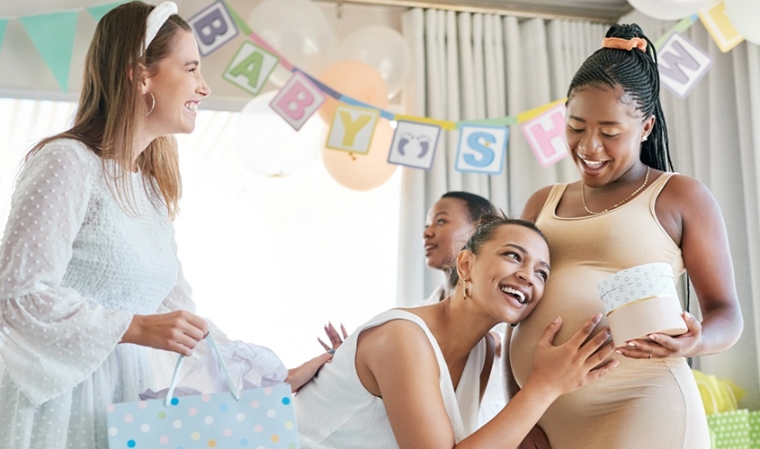 Nhóm bạn đang cười vui vẻ khi tham gia trò chơi 