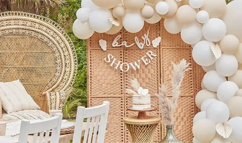 Bàn tiệc Baby Shower được trang trí đẹp mắt với bánh kem, hoa và bong bóng