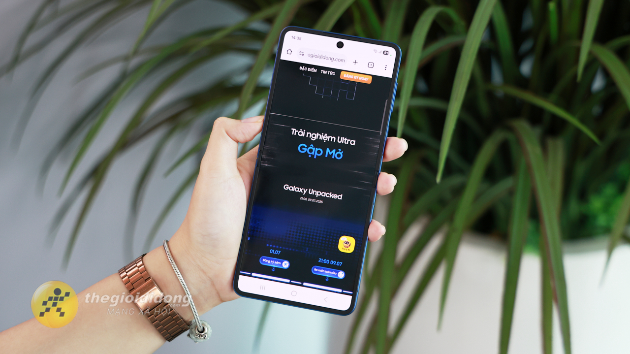 Trên Tay Samsung Galaxy Z Flip7: Màn Ngoài Vô Cực, Pin Lớn 4.300 Mah Trên Tay Samsung Galaxy Z Flip7: Màn Ngoài Vô Cực, Pin Lớn 4.300 Mah