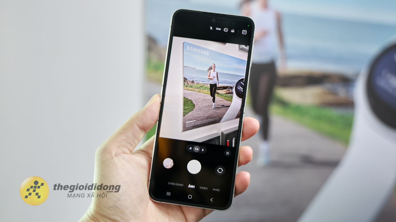 Trên Tay Samsung Galaxy Z Flip7 Fe: Bình Cũ Rượu Mới Với Exynos 2400 Trên Tay Samsung Galaxy Z Flip7 Fe: Bình Cũ Rượu Mới Với Exynos 2400