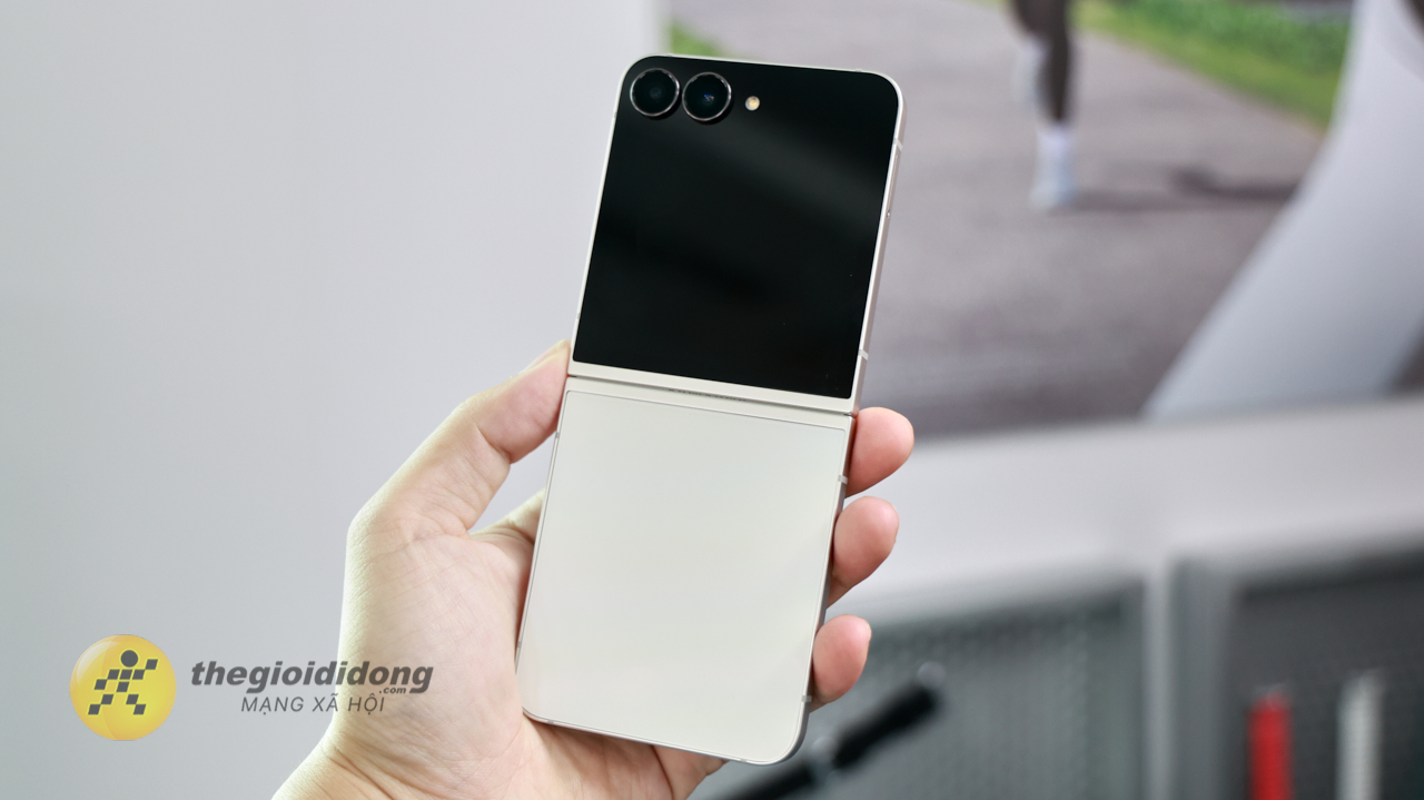 Trên Tay Samsung Galaxy Z Flip7 Fe: Bình Cũ Rượu Mới Với Exynos 2400 Trên Tay Samsung Galaxy Z Flip7 Fe: Bình Cũ Rượu Mới Với Exynos 2400