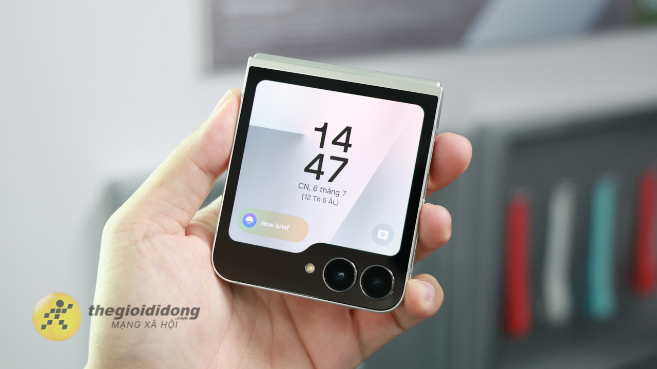 Trên Tay Samsung Galaxy Z Flip7 Fe: Bình Cũ Rượu Mới Với Exynos 2400 Trên Tay Samsung Galaxy Z Flip7 Fe: Bình Cũ Rượu Mới Với Exynos 2400
