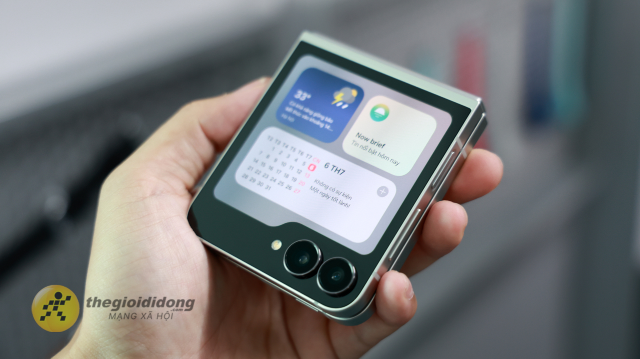 Trên Tay Samsung Galaxy Z Flip7 Fe: Bình Cũ Rượu Mới Với Exynos 2400 Trên Tay Samsung Galaxy Z Flip7 Fe: Bình Cũ Rượu Mới Với Exynos 2400