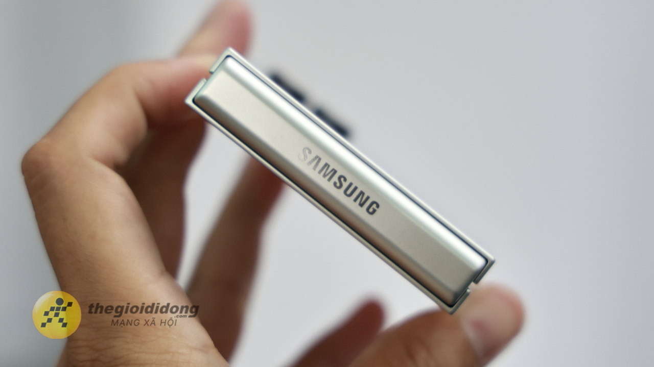 Trên Tay Samsung Galaxy Z Flip7 Fe: Bình Cũ Rượu Mới Với Exynos 2400 Trên Tay Samsung Galaxy Z Flip7 Fe: Bình Cũ Rượu Mới Với Exynos 2400