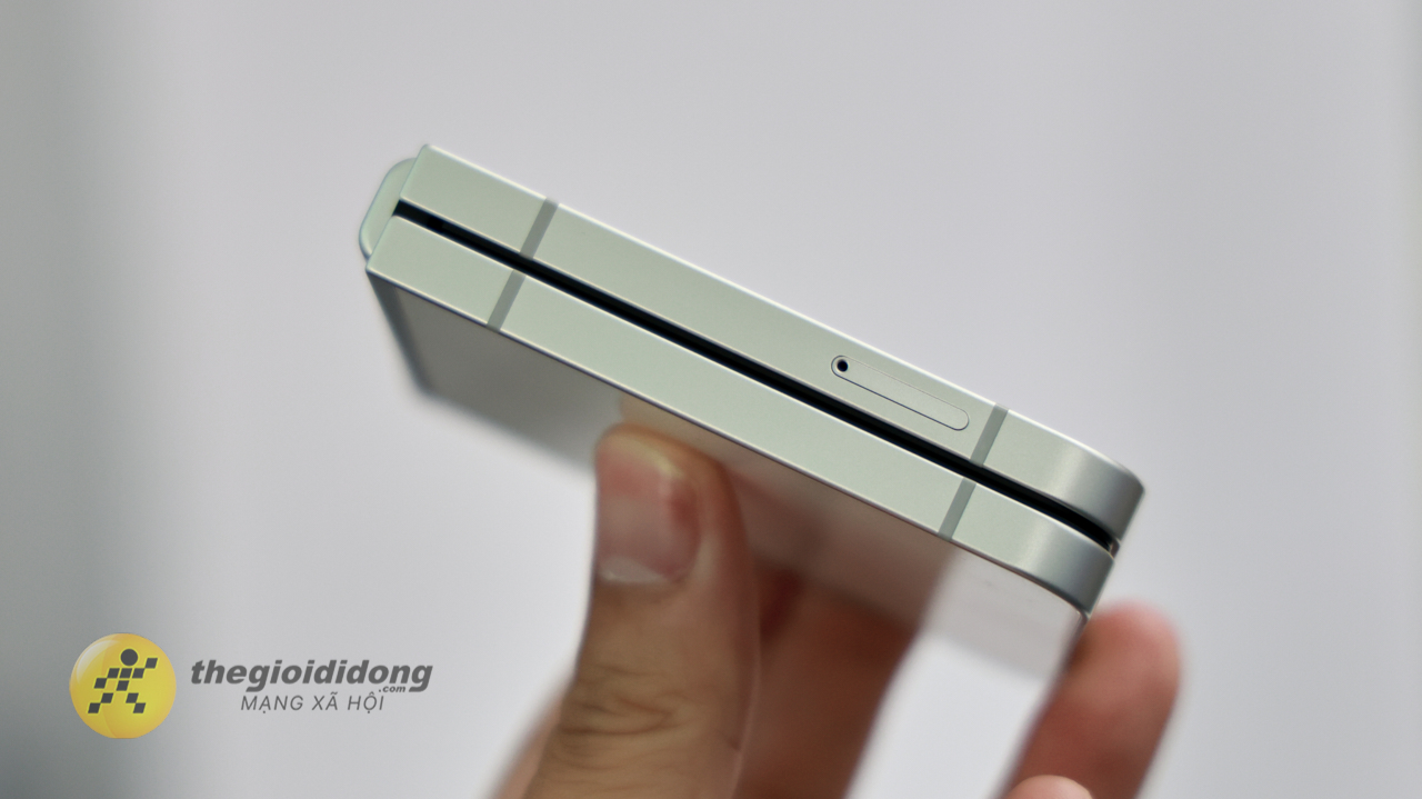Trên Tay Samsung Galaxy Z Flip7 Fe: Bình Cũ Rượu Mới Với Exynos 2400 Trên Tay Samsung Galaxy Z Flip7 Fe: Bình Cũ Rượu Mới Với Exynos 2400