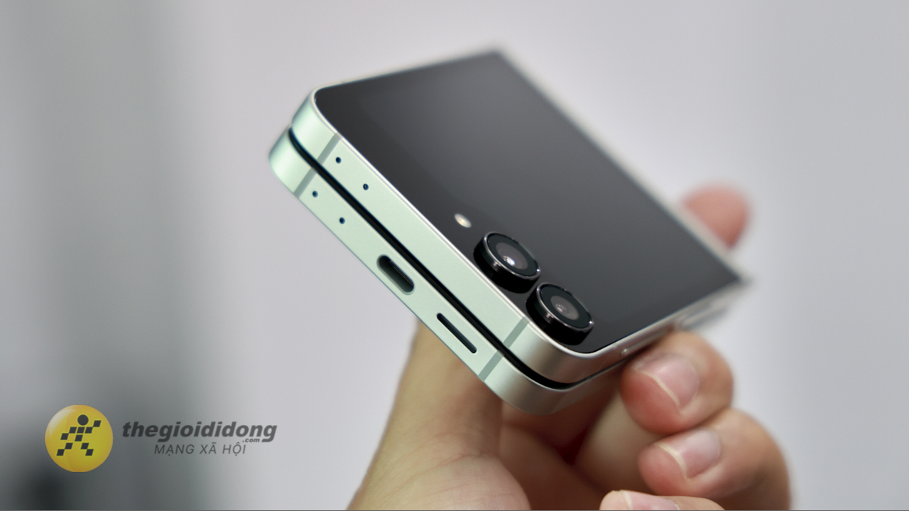 Trên Tay Samsung Galaxy Z Flip7 Fe: Bình Cũ Rượu Mới Với Exynos 2400 Trên Tay Samsung Galaxy Z Flip7 Fe: Bình Cũ Rượu Mới Với Exynos 2400