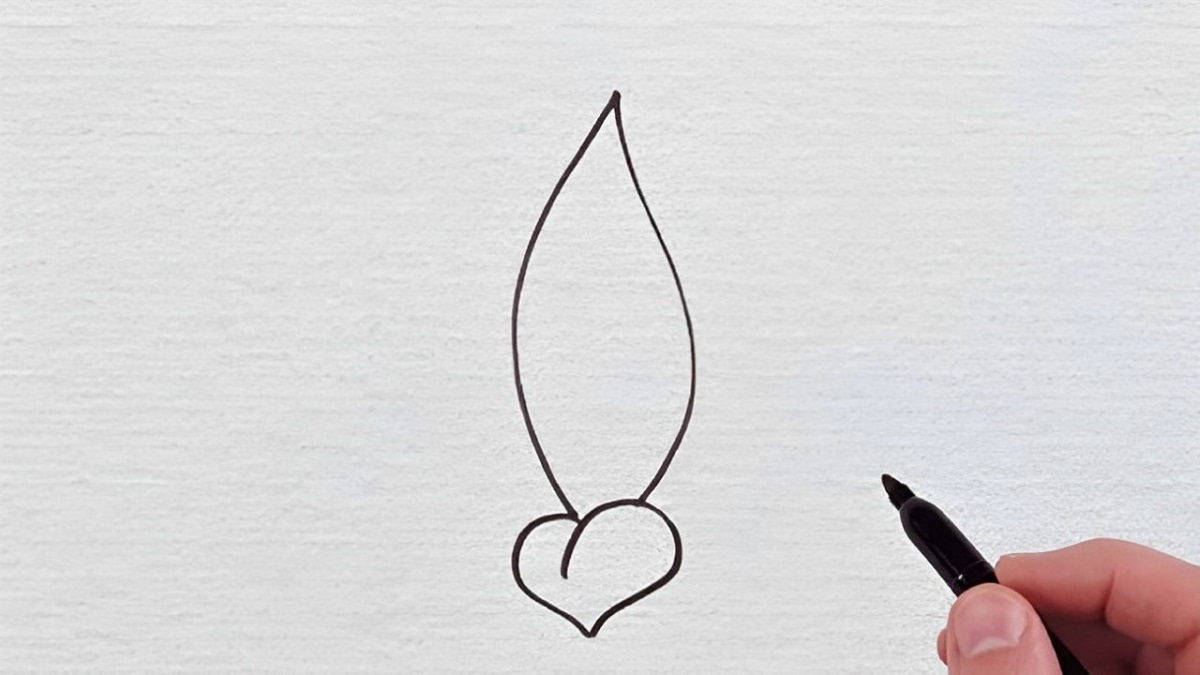 Vẽ một cánh hoa chính ở giữa