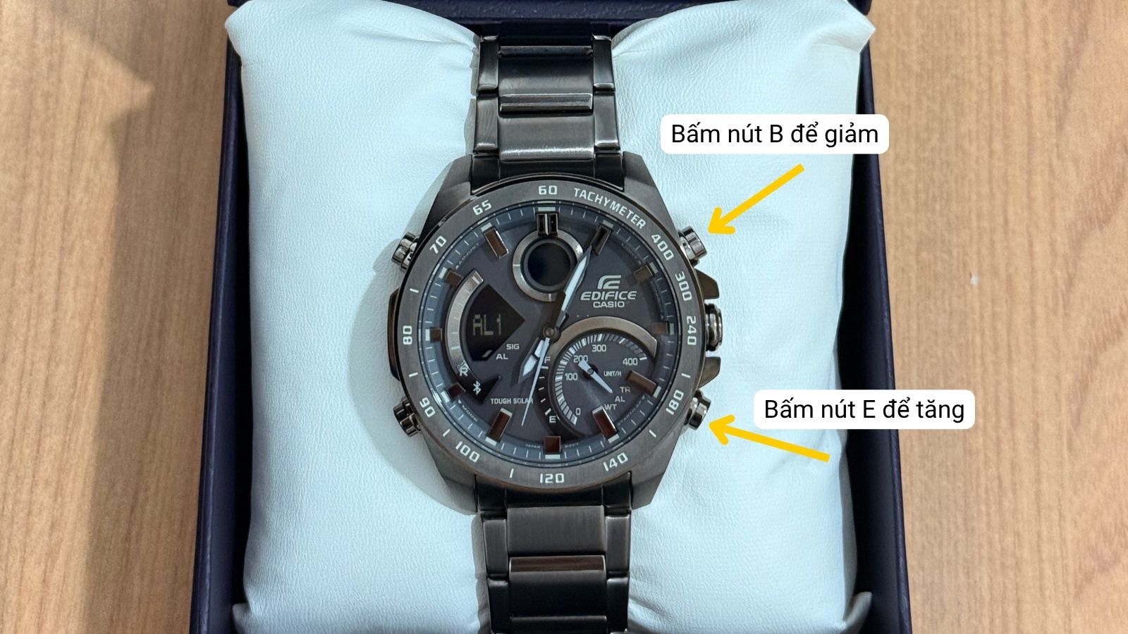 Bấm n&uacute;t B v&agrave; E để điều chỉnh giờ