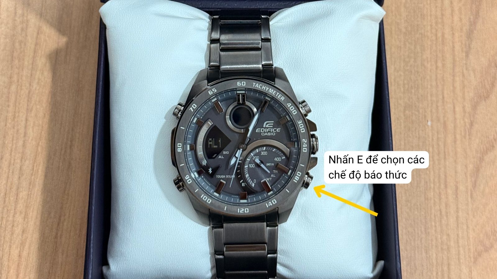 Bấm n&uacute;t E để chọn chế độ b&aacute;o thức