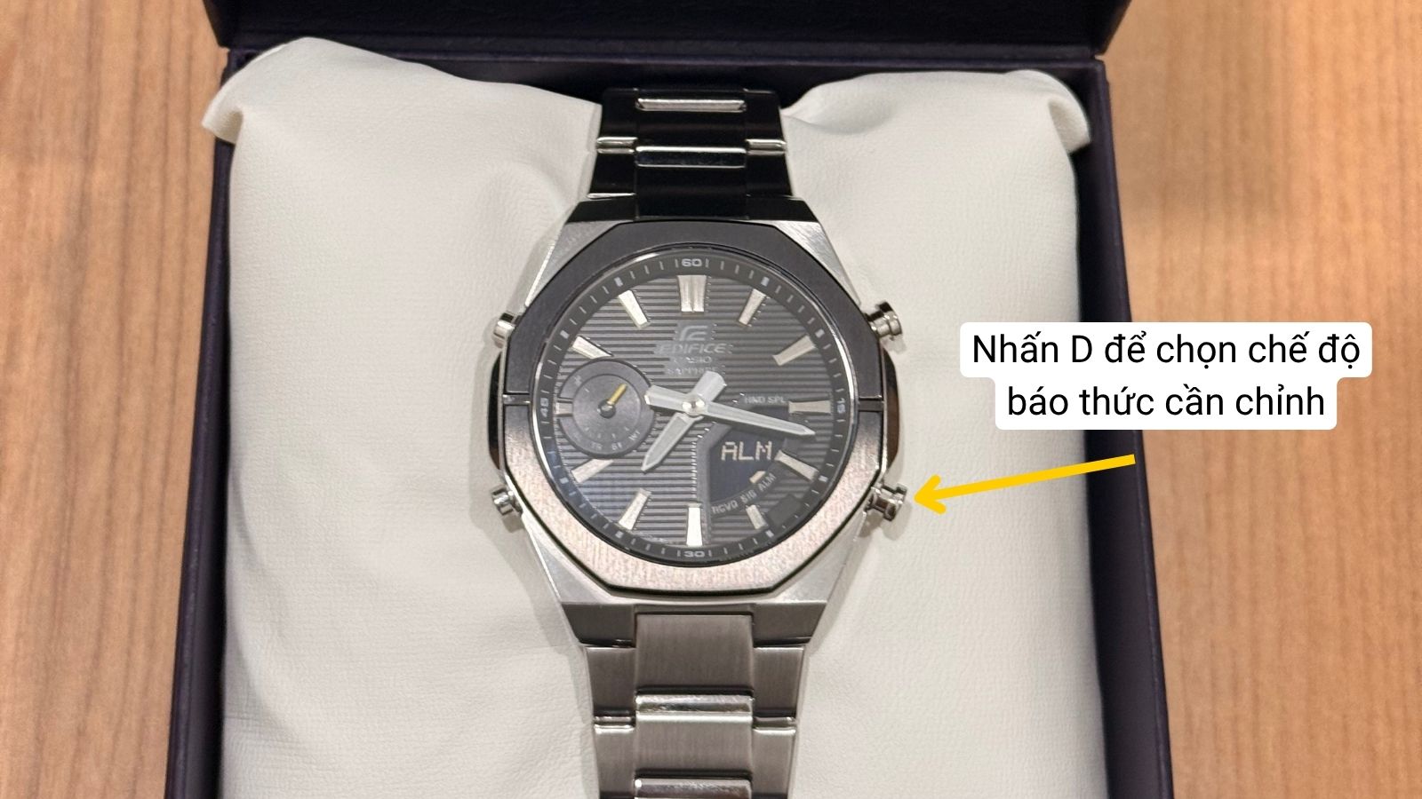 Giữ n&uacute;t D để chọn kiểu b&aacute;o thức