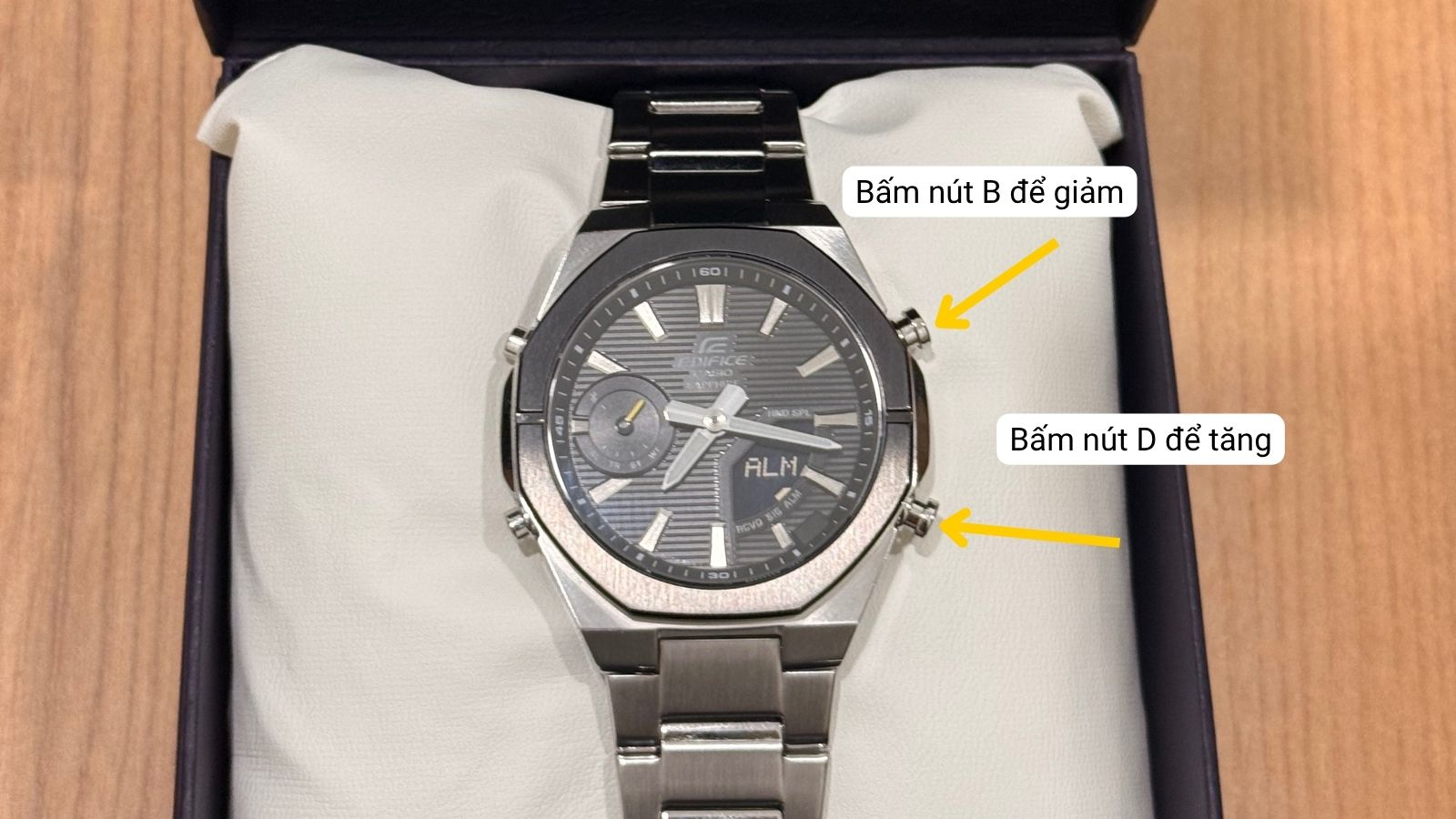 Sử dụng B, D để chỉnh giờ