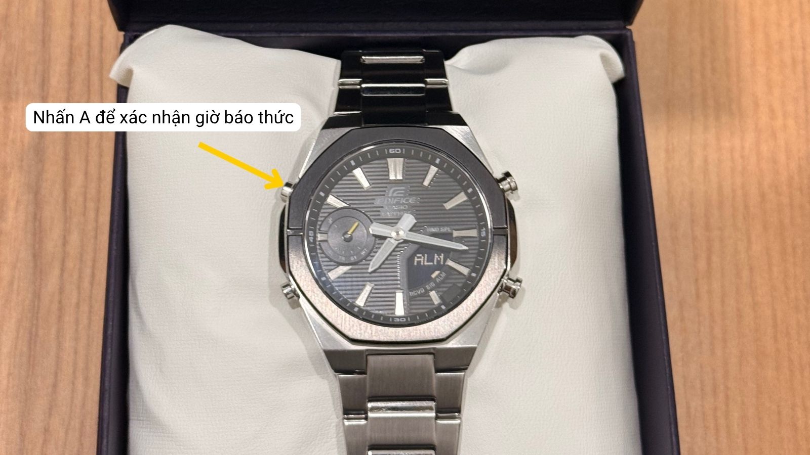 Giữ n&uacute;t A để lưu c&agrave;i đặt b&aacute;o thức