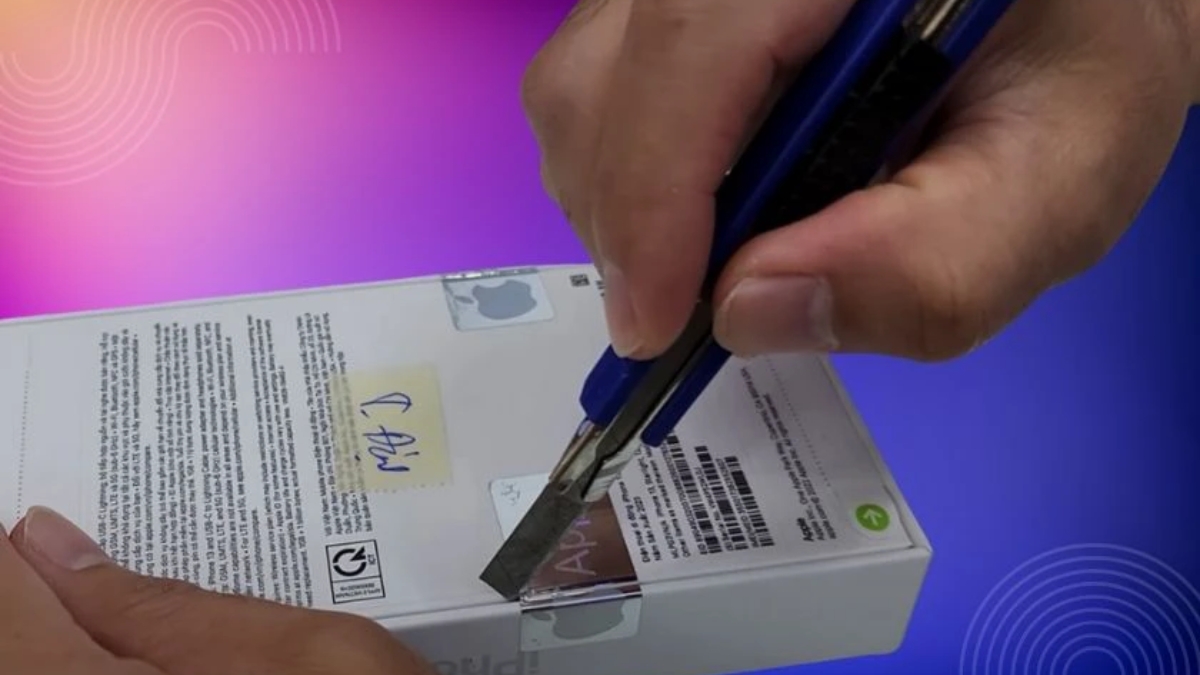 Y&ecirc;u cầu tự tay b&oacute;c seal iPhone khi mua