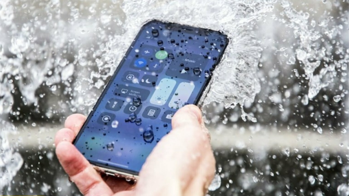 iPhone 14 Pro Max c&oacute; thể y&ecirc;n t&acirc;m khi đi mưa nhẹ