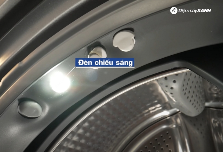 Hệ thống đèn trong lồng giặt giúp bạn dễ dàng quan sát quần áo