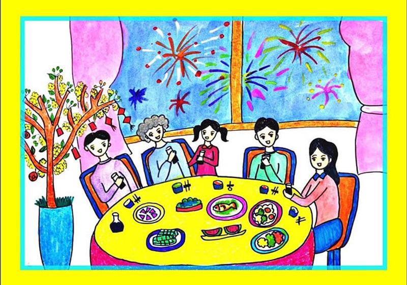 Tranh mẫu 6: Vẽ tranh gia đình bên mâm cơm