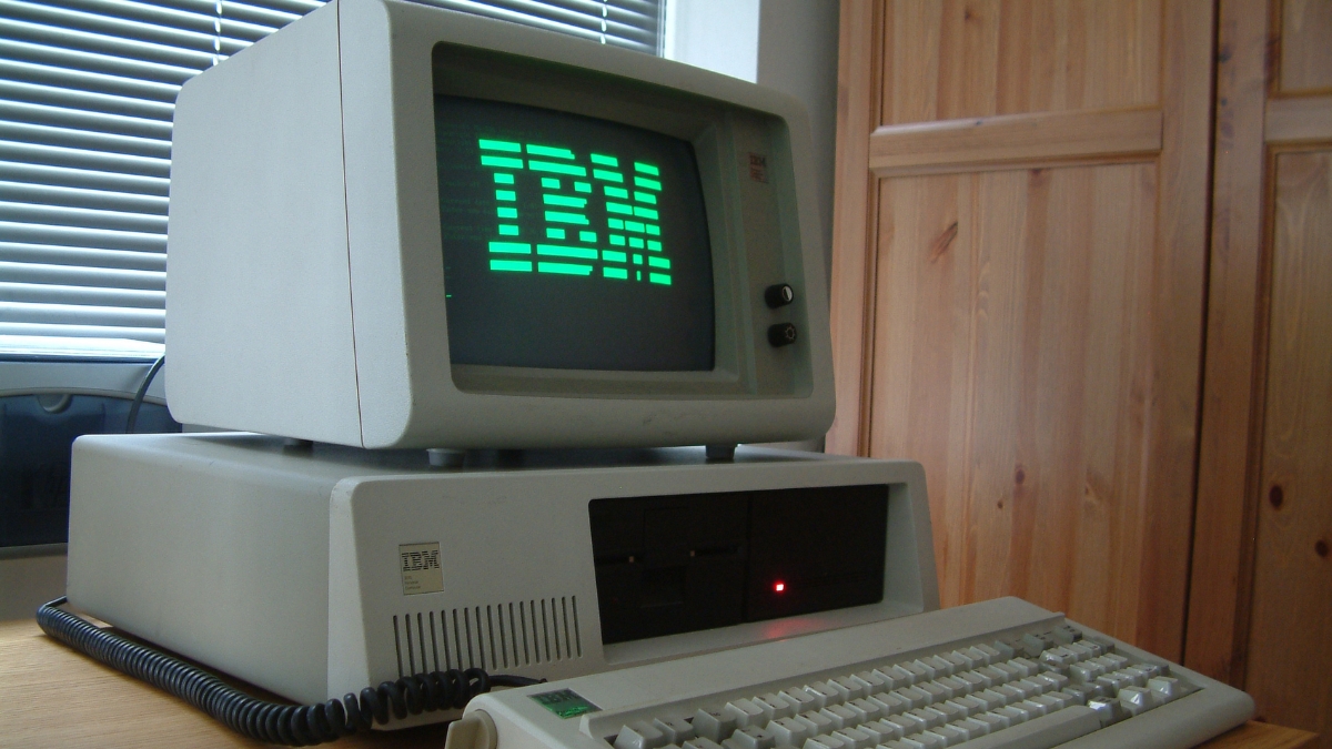 IBM PC với giao diện d&ograve;ng lệnh kh&oacute; d&ugrave;ng