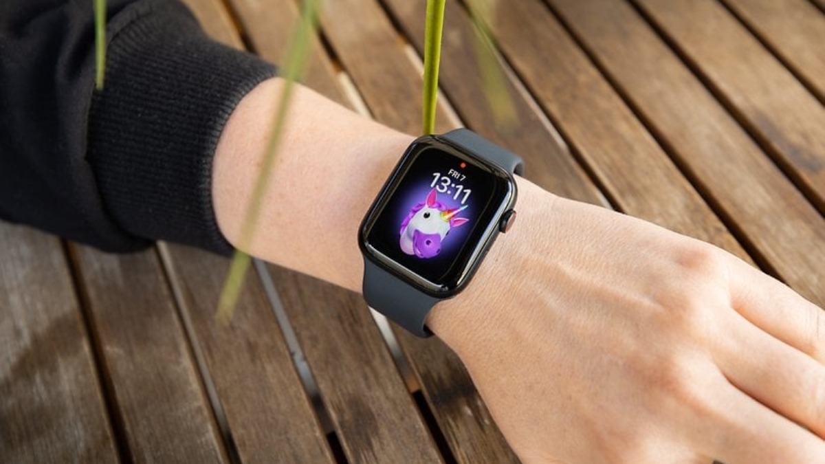 Apple Watch SE l&agrave; d&ograve;ng gi&aacute; mềm