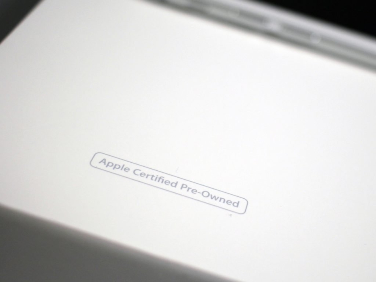 D&ograve;ng chữ Apple Certified Pre-Owned tr&ecirc;n hộp