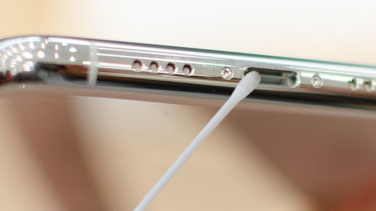 Vệ sinh cổng sạc iPhone