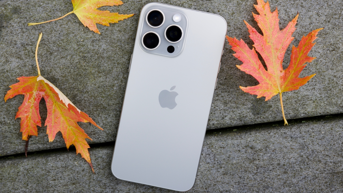 iPhone 15 Pro Max nhẹ l&ecirc;n tr&ocirc;ng thấy nhờ khung titan mới