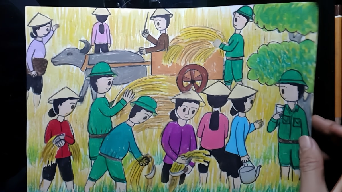 Tranh mẫu 11: Vẽ chú bộ đội gặt lúa giúp dân