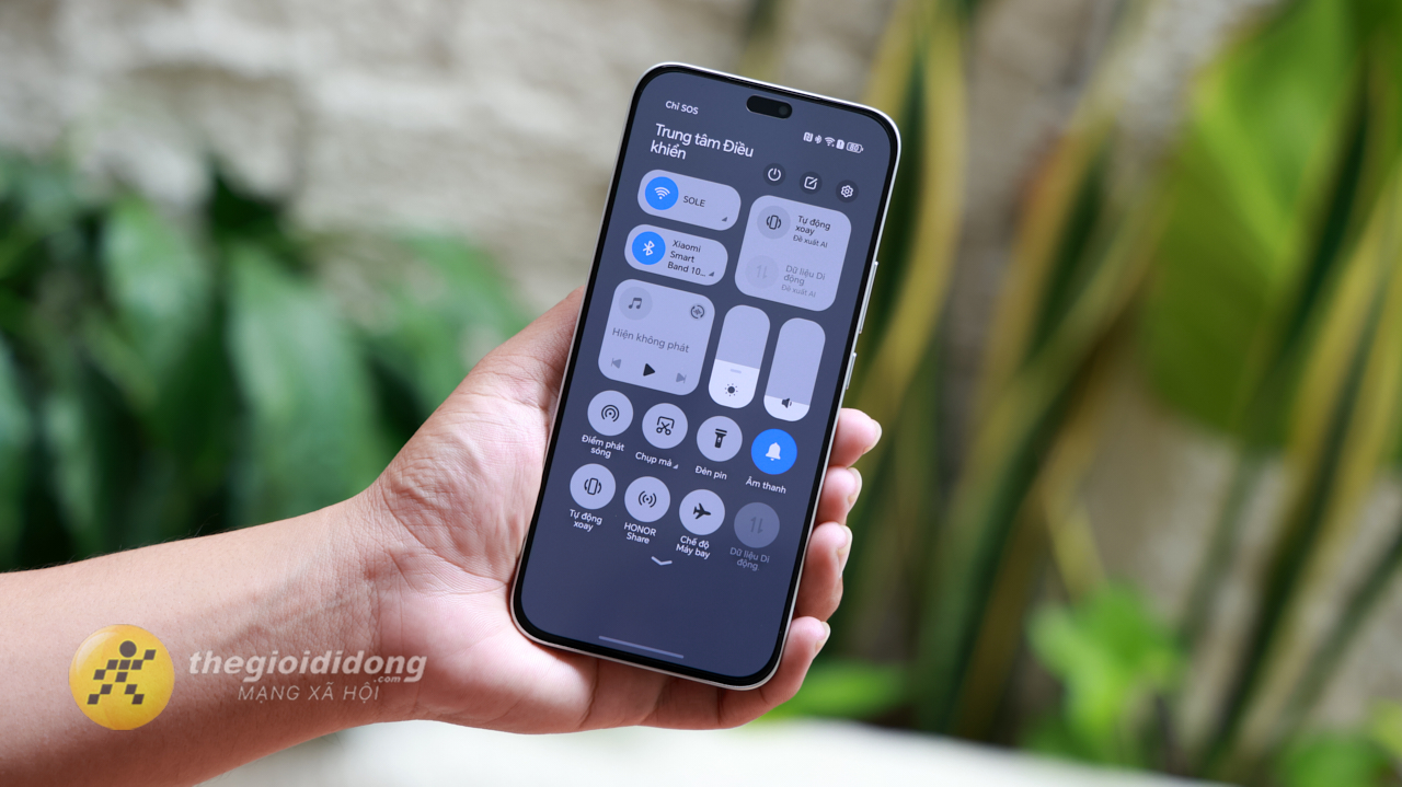 Trên Tay Honor 400 Lite: Thiết Kế Mới Lạ, Có Nút Camera Chuyên Dụng Trên Tay Honor 400 Lite: Thiết Kế Mới Lạ, Có Nút Camera Chuyên Dụng