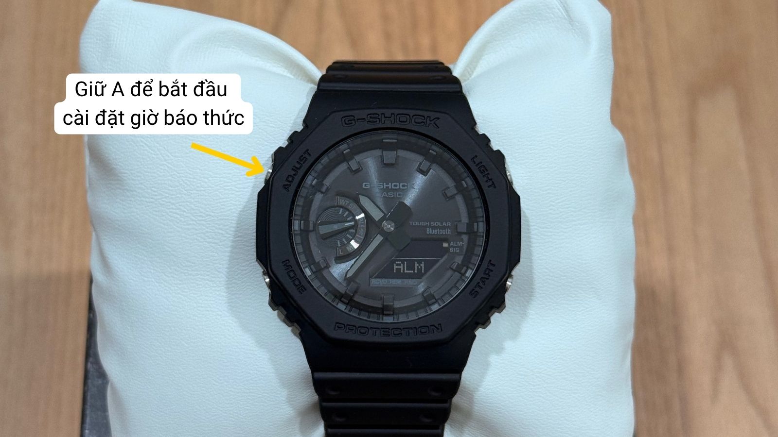 Giữ n&uacute;t A để c&agrave;i đặt b&aacute;o thức