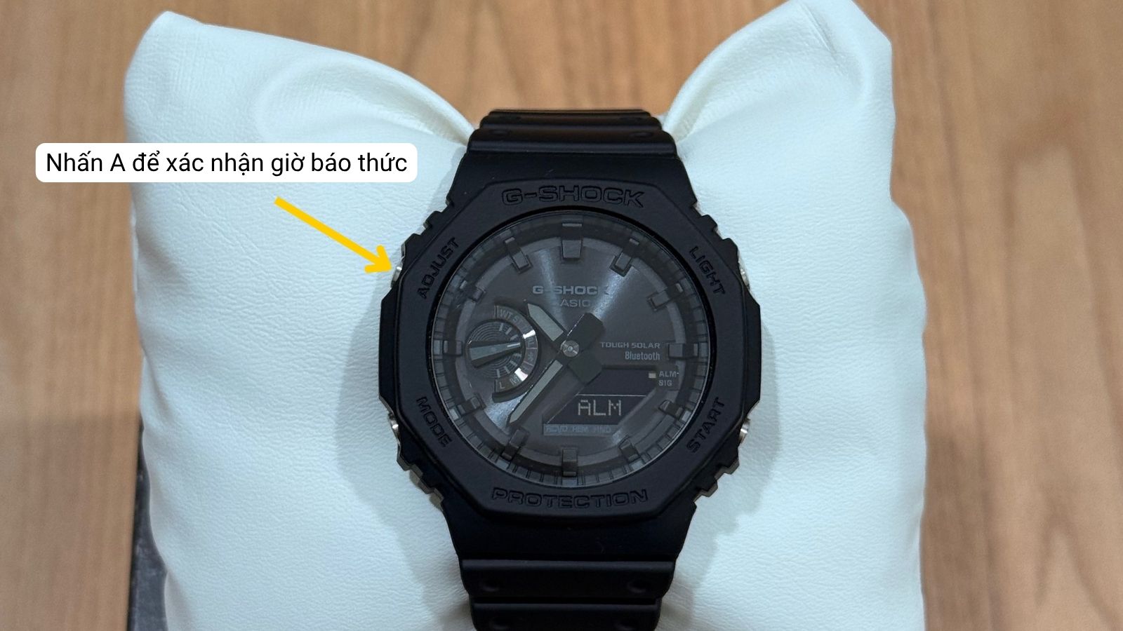 Nhấn n&uacute;t A để lưu giờ b&aacute;o thức