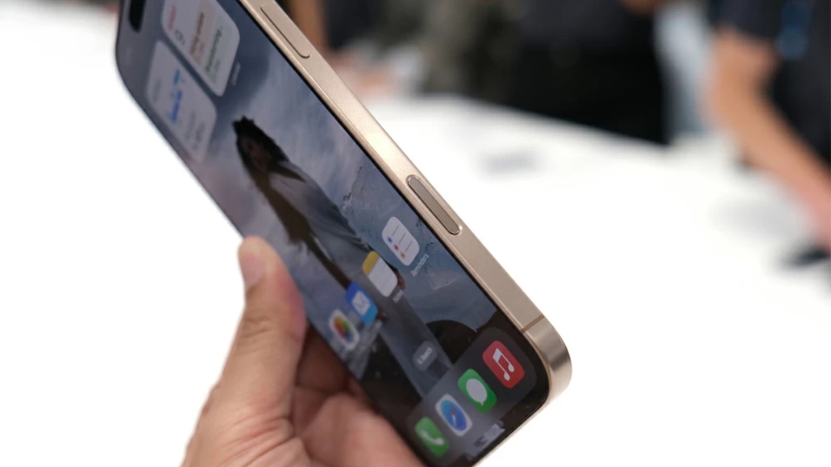 Kiểm tra kỹ ngoại h&igrave;nh, m&agrave;n h&igrave;nh m&aacute;y