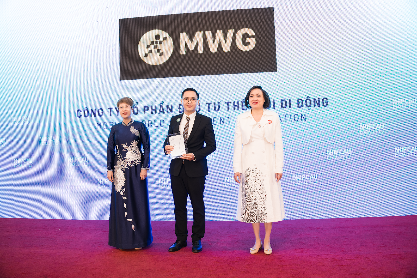 Ông Triệu Thanh Thinh - Phụ trách Phát Triển Bền Vững - ESG tại MWG đại diện nhận Giải thưởng Top 50 Doanh Nghiệp Phát Triển Bền Vững do Tạp chí Nhịp Cầu Đầu Tư tổ chức tại TP. Hồ Chí Minh