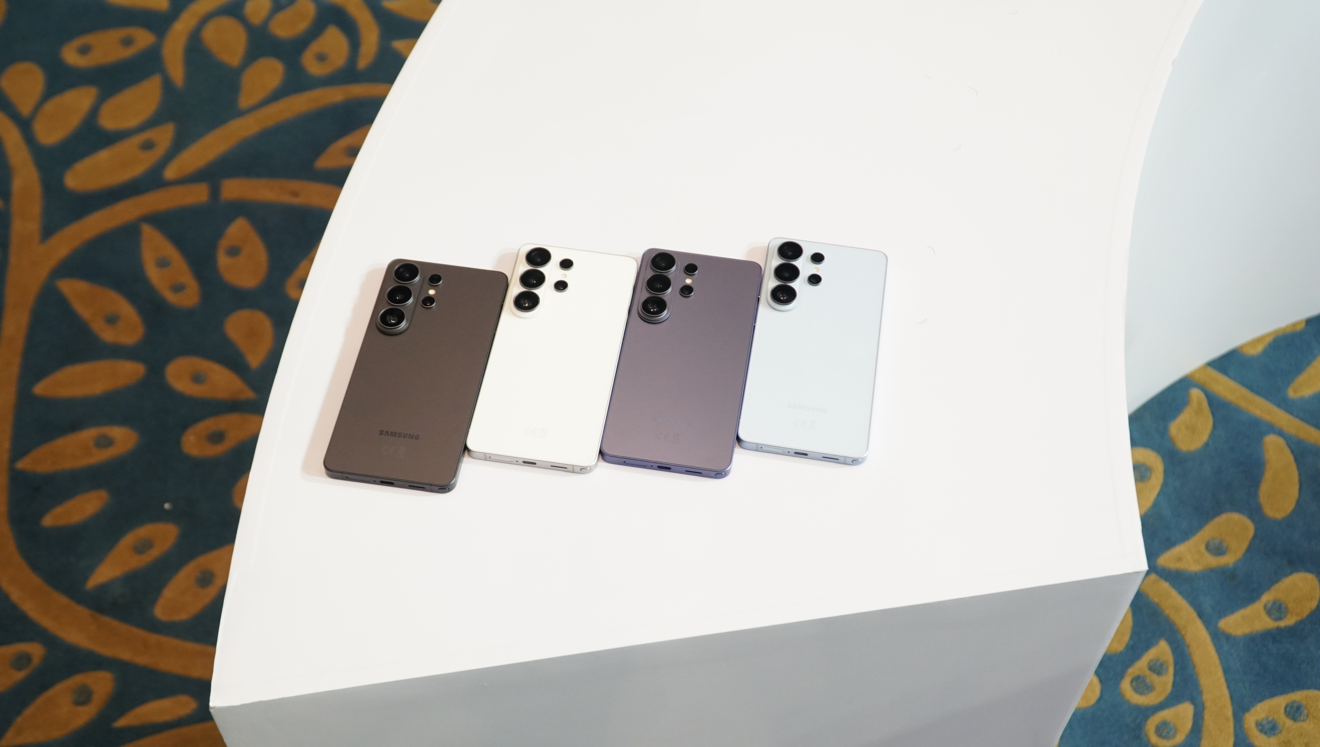 4 m&agrave;u tr&ecirc;n Samsung Galaxy S26