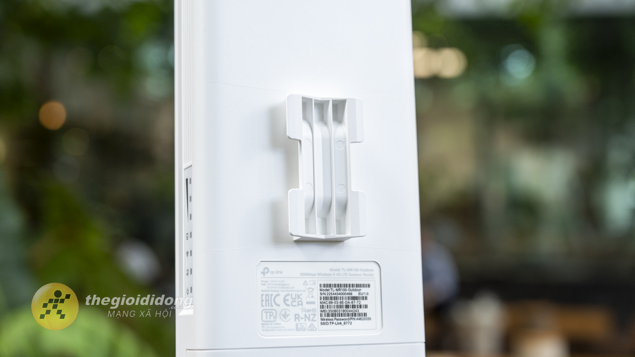Mặt Sau Của Tl-Mr100 Outdoor Có Khu Vực Để Gắn Vào Đế Treo. Mặt Sau Của Tl-Mr100 Outdoor Có Khu Vực Để Gắn Vào Đế Treo.