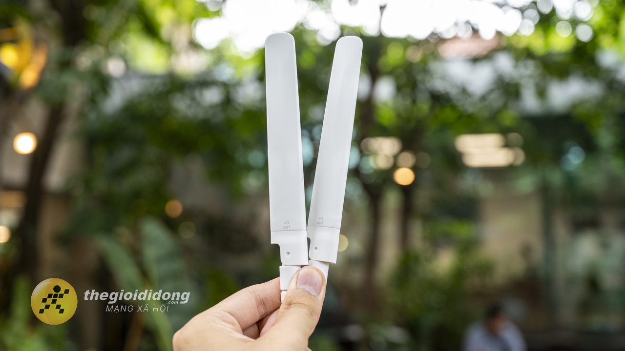 Điểm Nhấn Trong Thiết Kế Là Hai Ăng-Ten Lte Cỡ Lớn Gắn Cố Định Phía Trên. Điểm Nhấn Trong Thiết Kế Là Hai Ăng-Ten Lte Cỡ Lớn Gắn Cố Định Phía Trên.